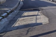 "Buraco" deixado no asfalto da Rua Isanga, na Freguesia do Ó; trecho não foi recapeado pois havia um carro parado no local
