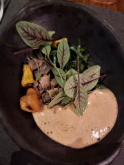 Noela cozida em baixa temperatura em gordura de porco com cajuzinho em passa e espuma de mel e gengibre do projeto Ossos