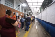 A espera na fila para testagem é longa: em média de duas horas