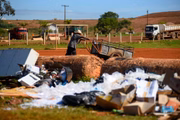 Catadores continuam a recolher lixo nos arredores do Lixão 