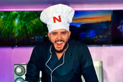 Nahoum em alter ego no clipe de Com Você