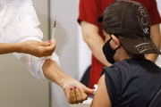 Criança recebe cuidado após tomar vacina contra Covid-19 em Goiânia, Goiás