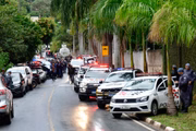 Carros da Polícia estacionados ao lado do local do acidente aéreo