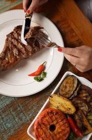 Vale dizer que todas as carnes bovinas são provenientes de frigoríficos renomados, tanto da Argentina como do Uruguai e do Brasil.